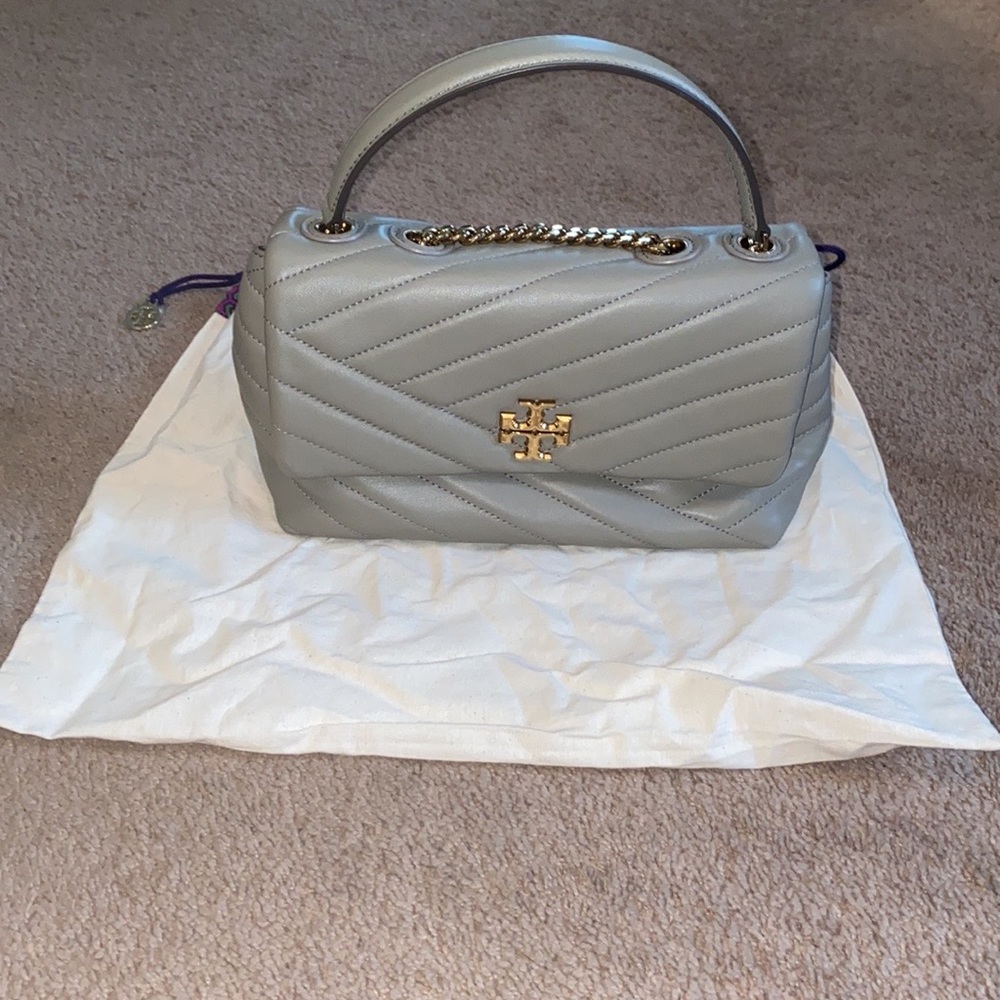 Tory Burch SMALL KIRA CHEVRON CONVERTIBLE SHOULDER BAG, Grey color, gold chain